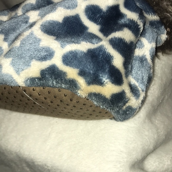 Ardour blue and white slippers. Size 8. - Picture 9 of 12